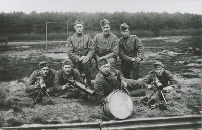 876102 Groepsportret van enkele gemobiliseerde militairen tijdens de Eerste Wereldoorlog, op een onbekende locatie, met ...